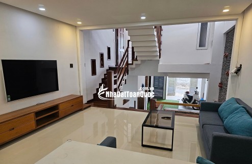 Bán nhà 3 tầng Phó Đức Chính, Vĩnh Hòa – gần biển 300m, có hồ cá Koi, giá 10 tỷ